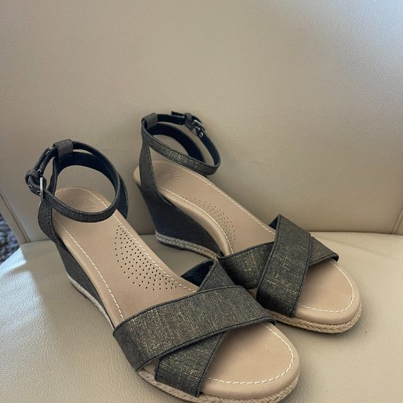 UGG Brand Black & Gold Linen Strappy Heels - Picture 2 of 4